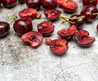 čerešne prekrojené na polovicu