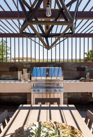grill extérieur couvert par une pergola