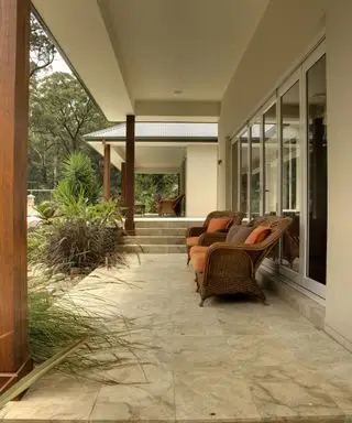 design de pátio de mármore com cadeiras