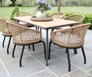 pátio com pavimentação de bluestone e conjunto de jantar