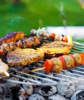 vaření jídla na grilu na dřevěné uhlí