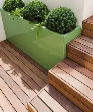 degraus de deck com plantador