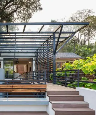 degraus do deck que levam à casa moderna