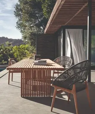 tavolo e sedie da esterno in teak su una terrazza