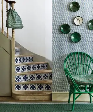Esquema azul y verde, escalera de azulejos pintados de azul, papel pintado azul estampado con silla verde y accesorios verdes