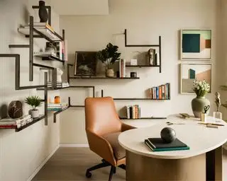 Escritorio curvo con silla de cuero.