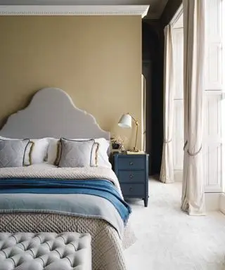 Beige soverom med grått og blått tilbehør