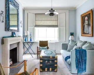 Sala de estar luxuosa em espaço pequeno com esquema de cores azul