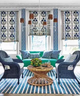 Ideias de luminárias de teto para sala de estar com lustre branco com abajures de vime sobre lâmpadas, sobre a área de estar em um quarto boêmio azul