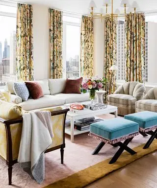 farver, der passer til lys pink, lejlighed stue med hjørne aspekt, blomstrede gule gardiner, gul polstret sofa, off white sofa, lænestole, sofabord, par himmelblå taburetter, pink og gul tæppe, retro stil vedhæng