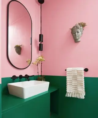 farver, der passer til lys pink, grøn og pink badeværelse, sort spejl, vandhane og pendel, hvid håndvask, ornament på væg