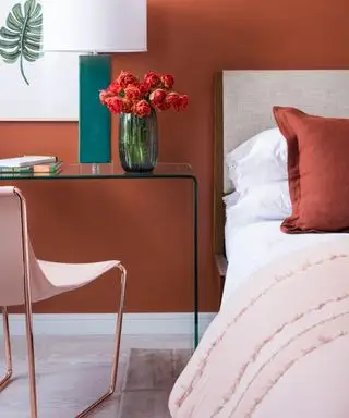 farver, der passer til lys pink, terracotta og lys pink soveværelse, terracotta vægge lys pink stol og sengetøj, glaskonsol/skrivebord, kunstværk, jade bordlampe