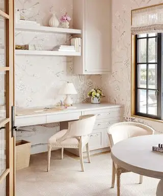 farver, der passer til lys pink, hjemmekontor med lys pink tapet, stenskabe og stole, sort crittall stil vindue, rullegardin, åbne hylder, sildebenscreme tæppe