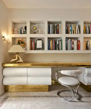 Büro-Wanddekoration mit integriertem Stauraum