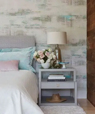 dormitorio shabby chic con pared empapelada