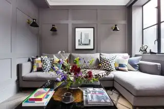 Salón gris con paneles de pared
