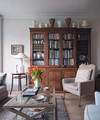 Estanterías vintage en el salón
