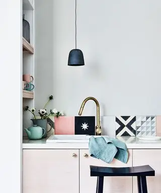 Ideas de decoración de paredes de cocina con azulejos que no combinan en azul y rosa