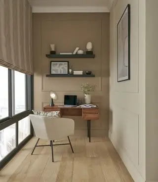 패널 벽이 있는 홈 오피스 구석, 한쪽의 유리 벽, 나무 책상, 덮개를 씌운 의자, 쿠션, 나무 바닥, 플로팅 선반 2개, 블라인드, 예술품