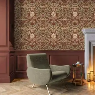Papel tapiz con estampado rojo y verde de The Home Depot en un diseño de sala de estar de mal humor