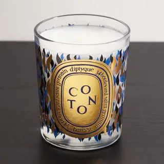 vela perfumada com embalagem dourada e azul
