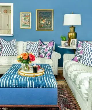 Sala de estar azul com sofás cinza claro