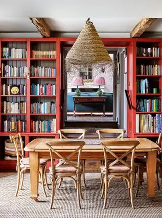 Librería pintada de rojo con diseño envolvente