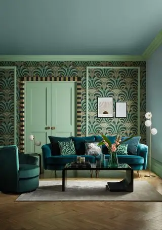 sala verde com sofá verde, papel de parede, piso de madeira, mesa de centro, tapete, luminária de chão