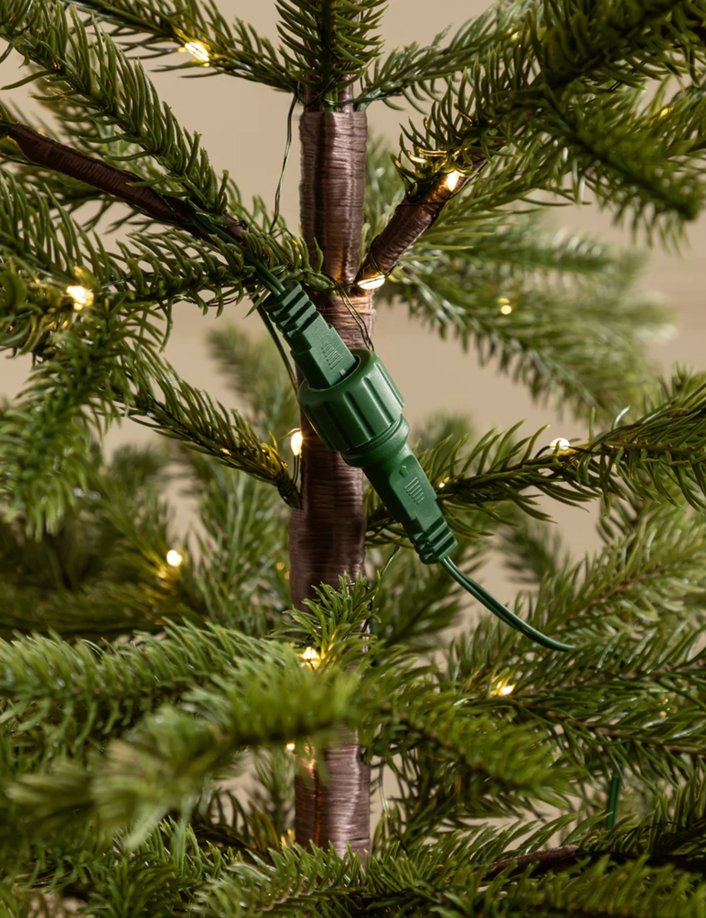 Detalje skud af Shea McGee Mini Pre-Lit Christmas Tree' loading='lazy' title=
