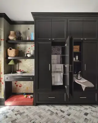 Gabinete negro con tabla de planchar extraíble, escritorio y estantes, papel tapiz floral
