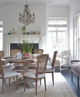 Sala de jantar com lareira e lustre de miçangas