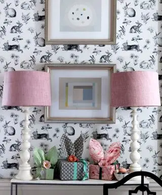 Estilo console de corredor com dois abajures, embrulhado.gif
