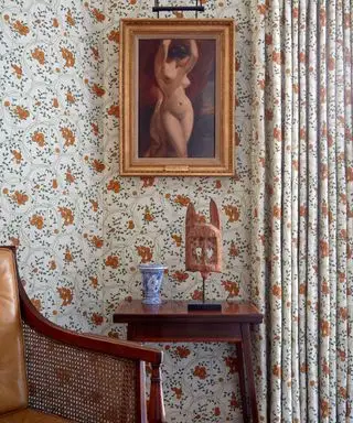 tecido bennison laranja e branco usado como parede de tecido em uma sala de estar por Kate Guinness Design