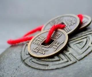 Čínské peníze ornament na skále