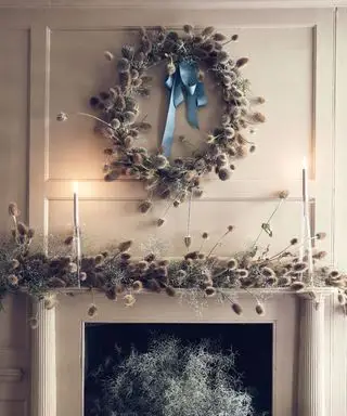 Rustikk peis dekorert med tørkede blomster