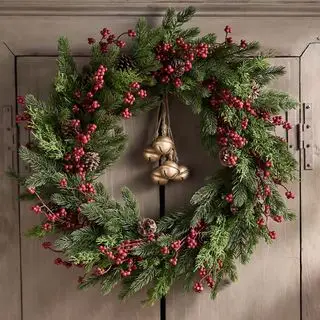 En Anthropologie Faux Pine Berry Wreath på en dør