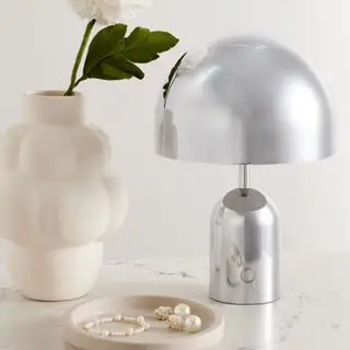 Una lámpara de mesa con cúpula plateada de Net-A-Porter