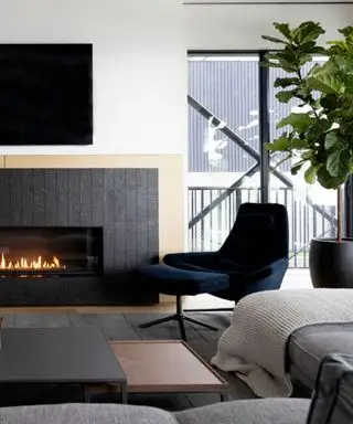 Un salón alegre con chimenea y televisión