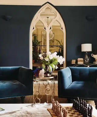 blaues Wohnzimmer mit Samtsofas