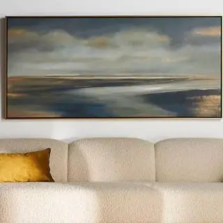 Uma grande pintura sobre um sofá branco