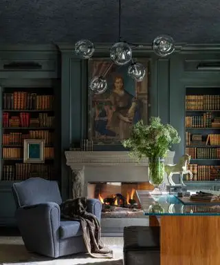 Bibliothèque verte avec fauteuils et table basse en verre