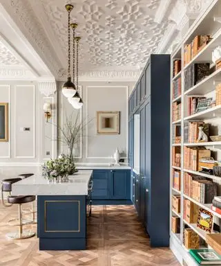 Cuisine bleue avec étagères