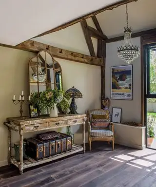 Rangement dans le couloir avec parquet et murs crème