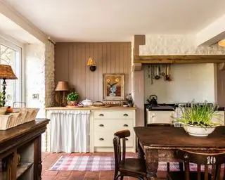 Gemütliche, farbenfrohe Landhausküche