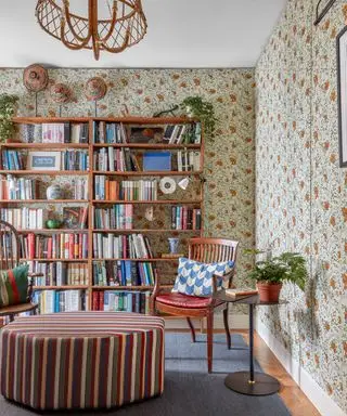 Großes Bücherregal, gemusterte Tapete, Holzmöbel
