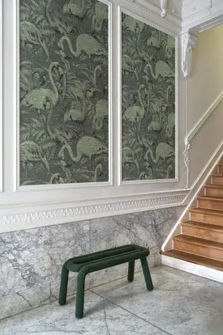 ingresso con pannelli tappezzati, pavimento in marmo
