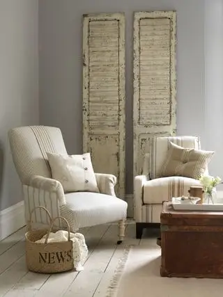 Salón con sillas tapizadas en tela de tictac.