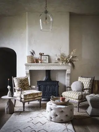 Salón campestre francés con chimenea