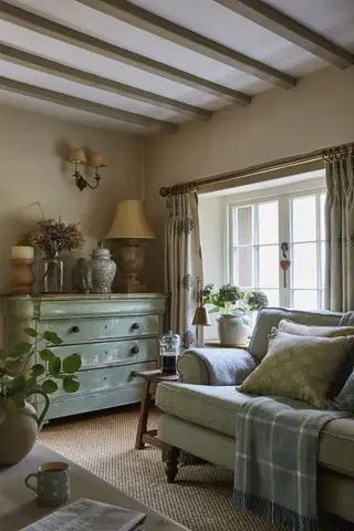 Rincón de la sala de estar con muebles desgastados