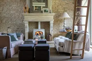 Sala de estar de Sims Hilditch de un granero reformado en Wiltstshie